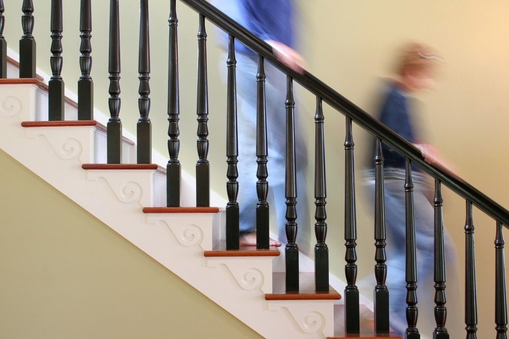 personne descendant les escaliers dans une maison
