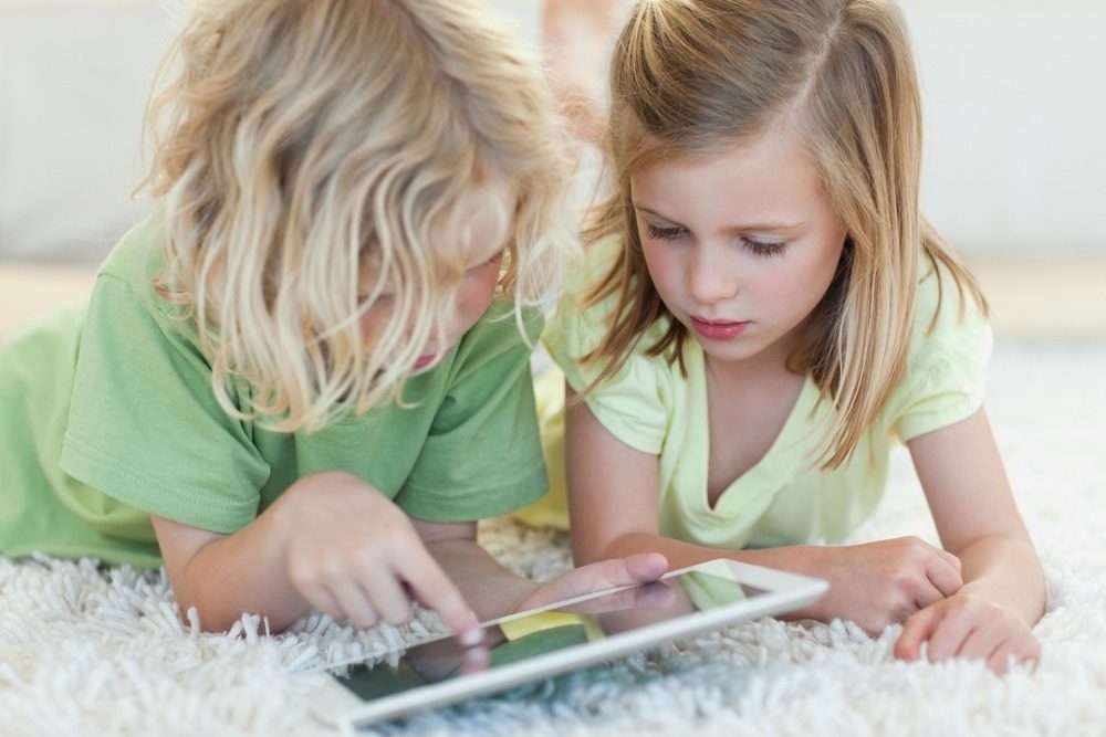 jeunes enfants jouant avec une tablette