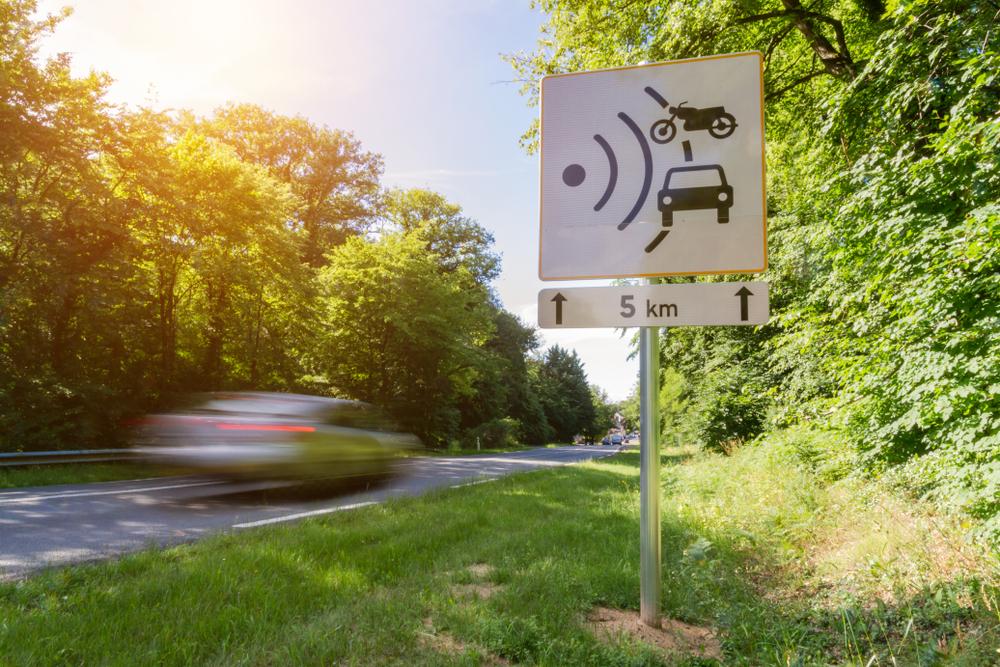 Panneau radar contrôle de vitesse le long d'une route