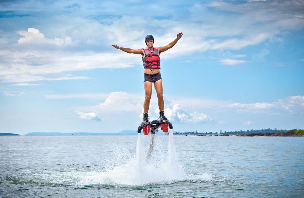 Persoon die de flyboard beoefent