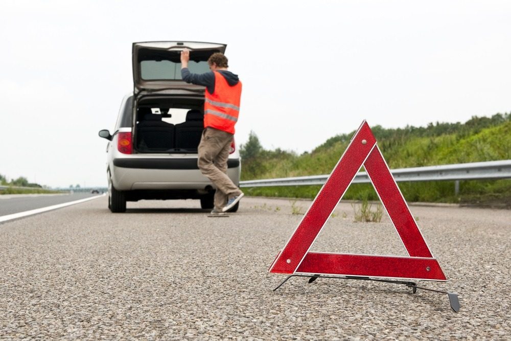 automobiliste en panne sur la bande d'arrêt d'urgence