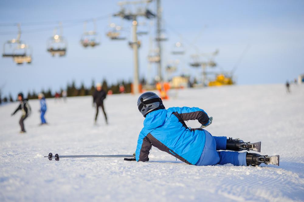 Chute sur piste de ski