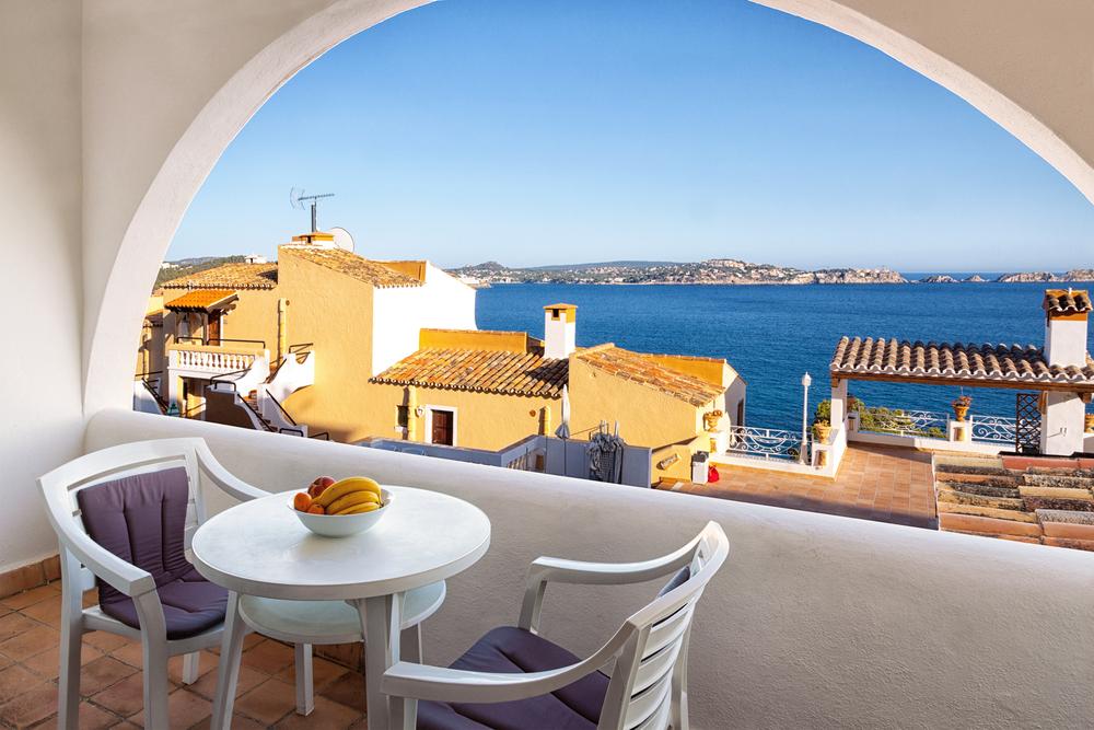Timeshare - terrace of an apartment with a beautiful sea view in a warm country