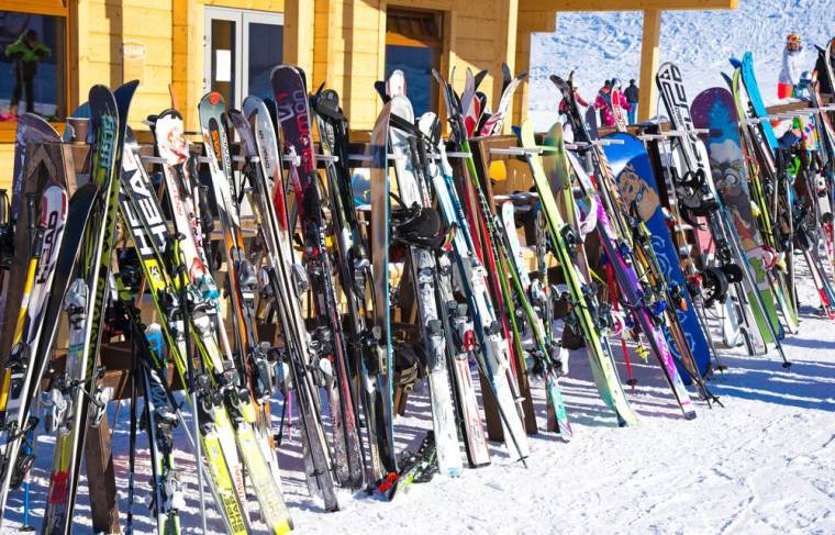Skis entreposés devant un chalet dans la neige