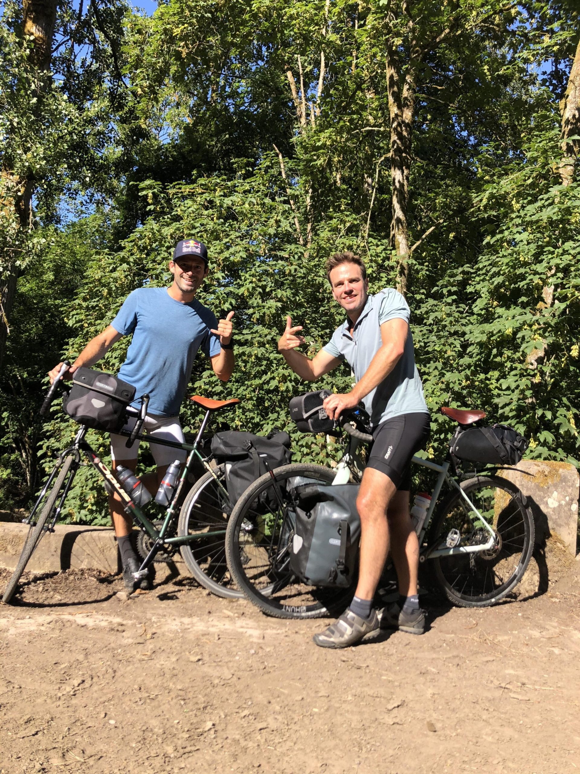 Tom de Dorlodot en vriend tijdens fietstocht