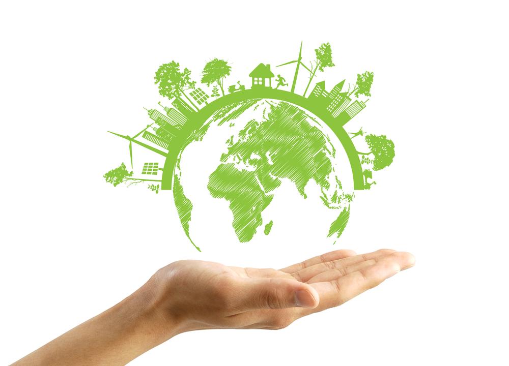 Symbool van hand waarop een groene aarbol rust, ecologisch verantwoord reizen