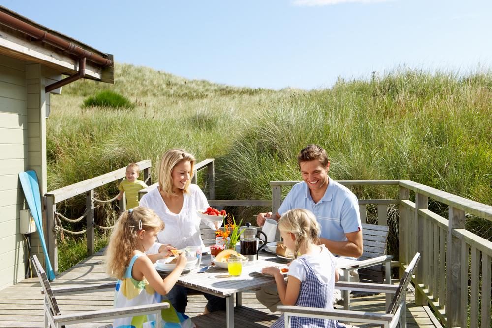 Famille en vacances dans maison proche des dunes, petit-déjeuner