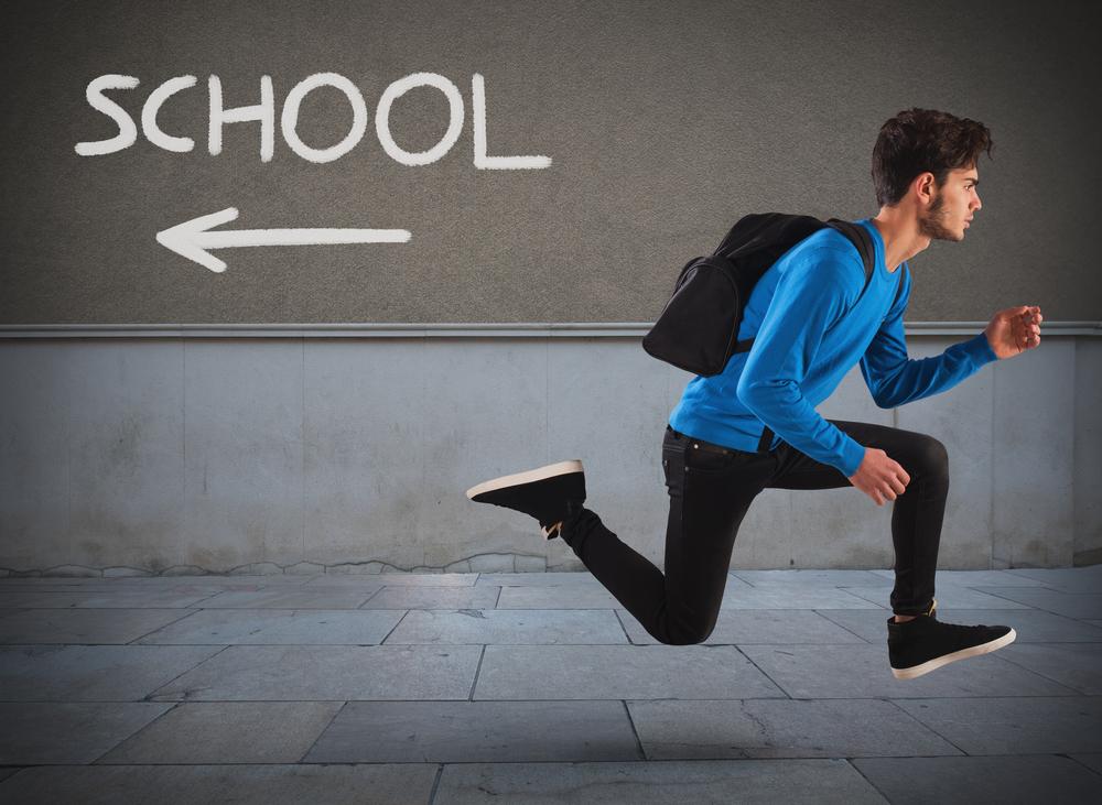 Student loopt in de tegenovergestelde richting als die van de school