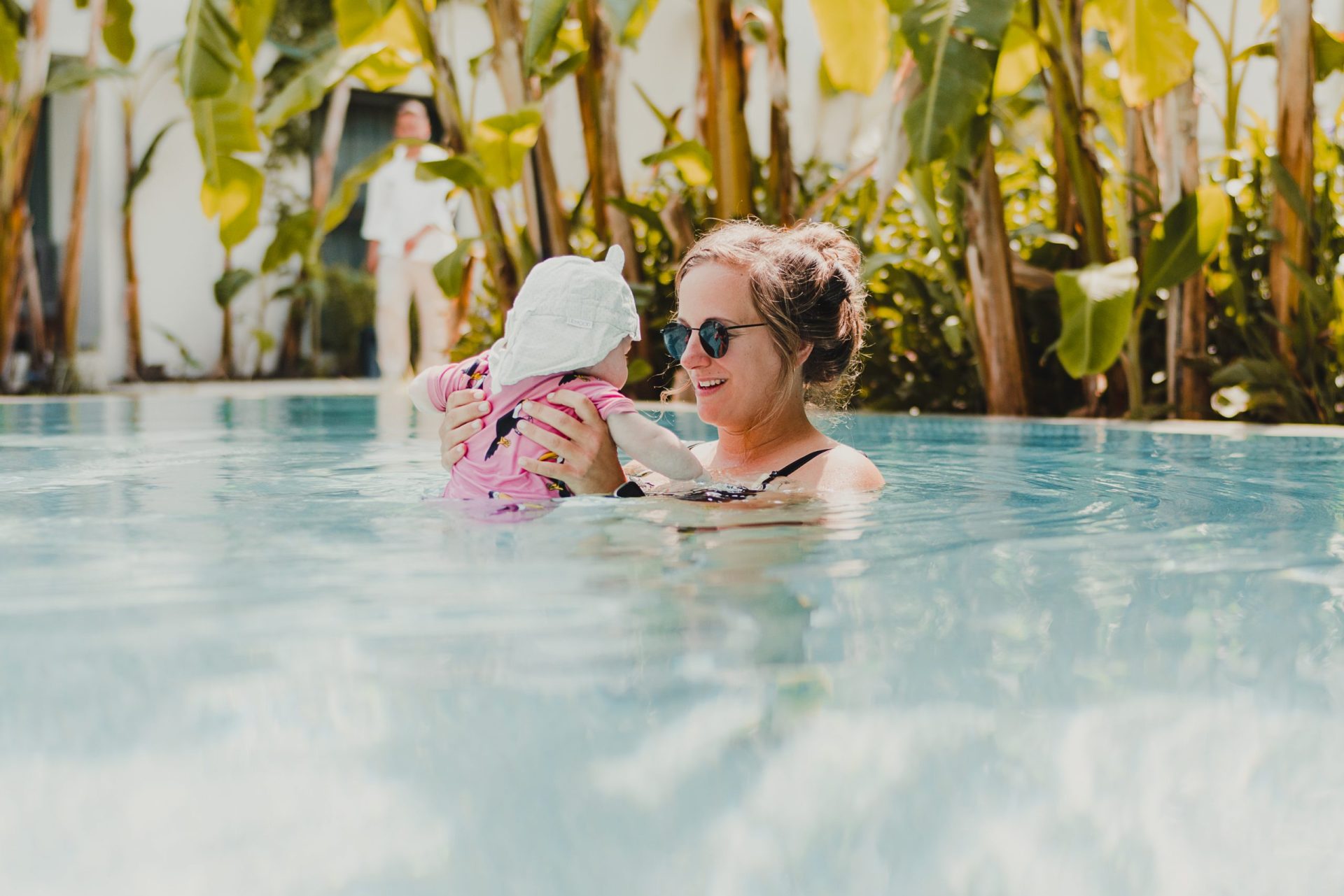 mama met baby in zwembad van hotel