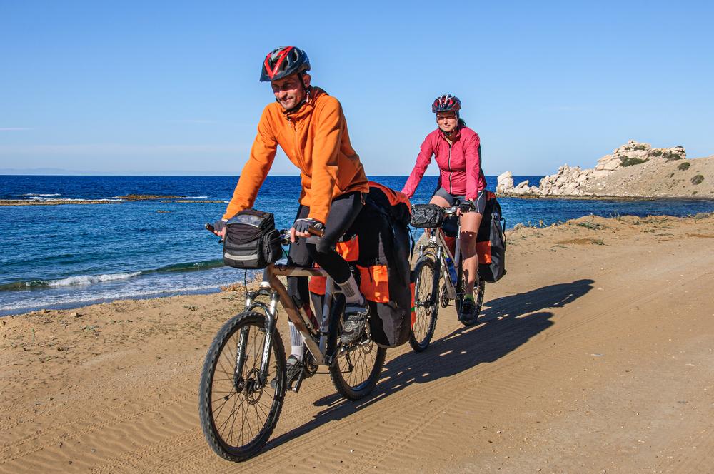 Koppel reist met de fiets langs de kust