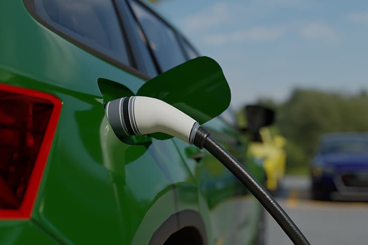 Een elektrische auto wordt opgeladen met duurzame energie